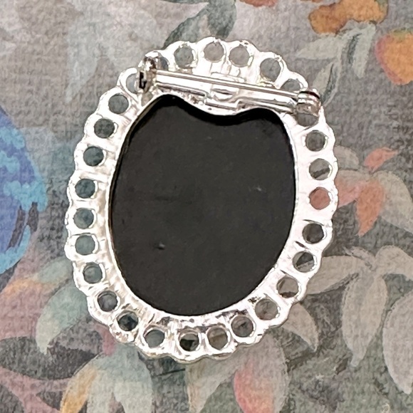 Vintage Black & White Cameo Brooch/Pendant Victorian Revival Shabby Chic - Picture 3 of 10